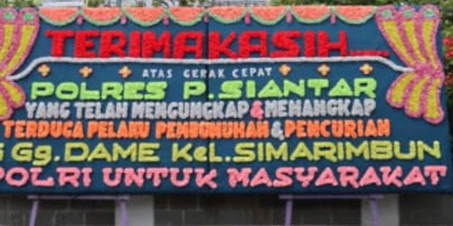 Papan bunga ucapan selamat berjajar di depan Mapolres Pematangsiantar di Jl. Sudirman