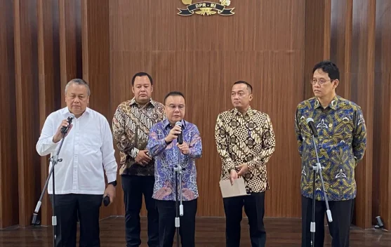Gubernur BI Perry Warjiyo memberi keterangan pers di Kompleks Parlemen Senayan