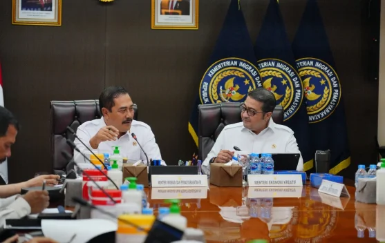 Seorang fotografer bekerja di lokasi pemotretan komersial