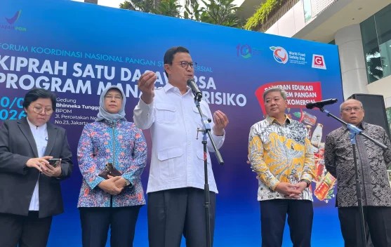 Kepala BPOM Taruna Ikrar memberikan keterangan soal pengawasan Program Makan Bergizi Gratis