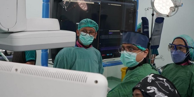 Tim medis melakukan prosedur EVAR di RSUP H. Adam Malik dengan peralatan kateterisasi