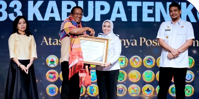 Menteri Hukum menyerahkan penghargaan untuk program Posbakum di Sumatera Utara