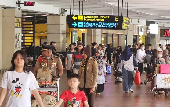 Suasana penumpang dan instalasi karakter di Terminal 3 Bandara Soekarno-Hatta