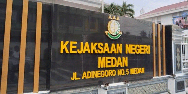 Petugas Kejari Medan menyerahkan barang bukti yang telah inkrah kepada pemilik di rumah
