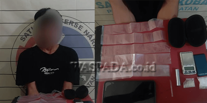 Petugas kepolisian melakukan penggeledahan dan menyita barang bukti narkotika