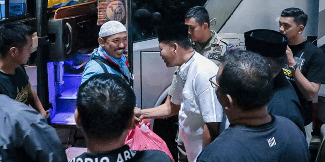 Rombongan jamaah haji Kab. Sergai disambut di halaman Masjid Agung Sergai oleh keluarga dan Pemkab Sergai
