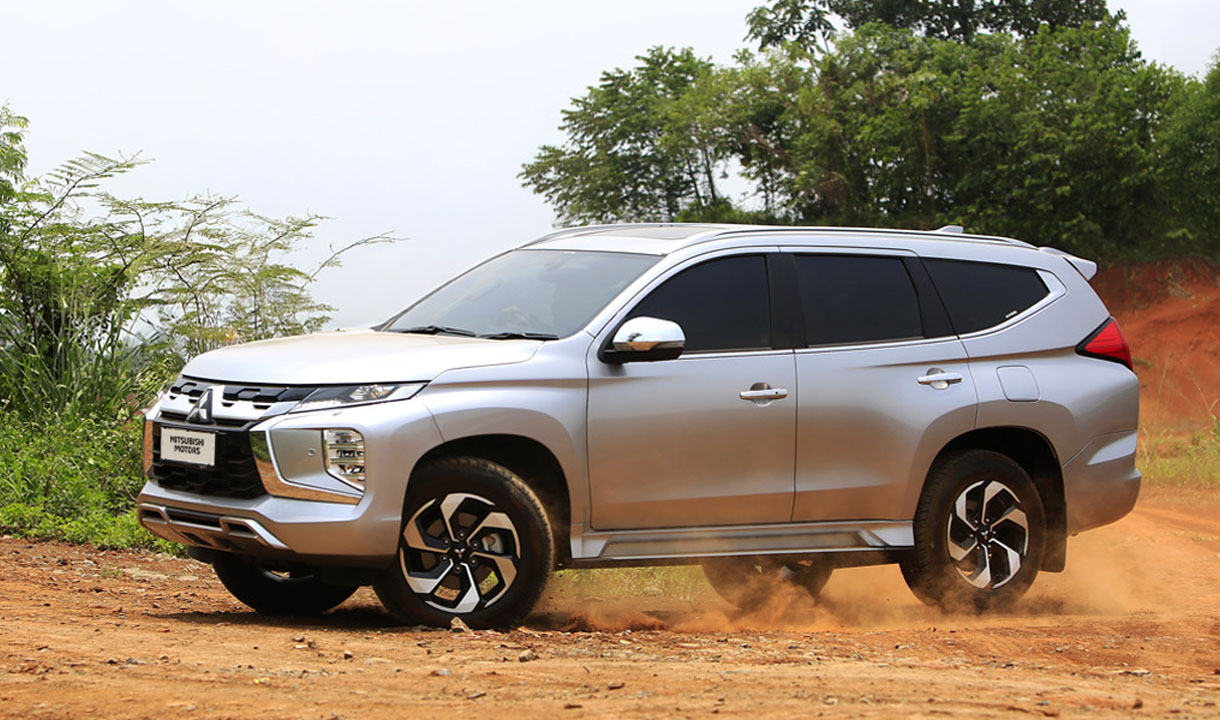 Mitsubishi Pajero Sport tampak samping — SUV keluarga efisien dan tangguh