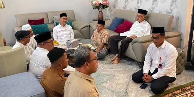 Sekda Aceh M. Nasir di rumah duka dr. Zaini Abdullah di Gampong Garot