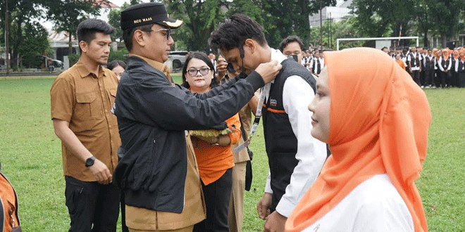 Wali Kota Medan melepas petugas sensus ekonomi 2026 di Lapangan Balai Desa Medan Helvetia