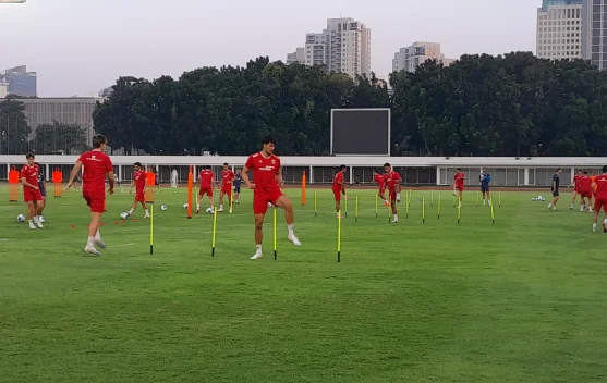 Marselino Ferdinan bersama rekan tim sebelum laga Indonesia vs Mozambik di Stadion GBK
