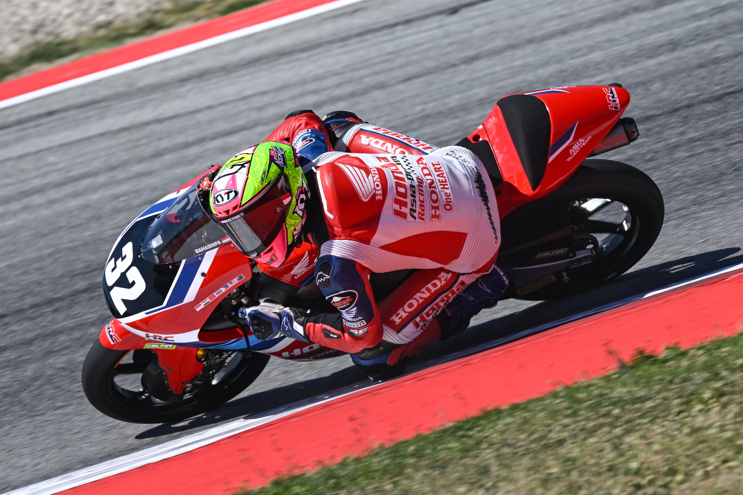 MK Ramadhipa bersiap di sirkuit Estoril dengan motor Honda NSF250RW nomor 32