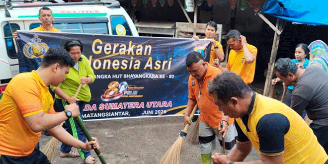 Personel Polres membersihkan bantaran sungai Bah Bolon dan Pasar Horas
