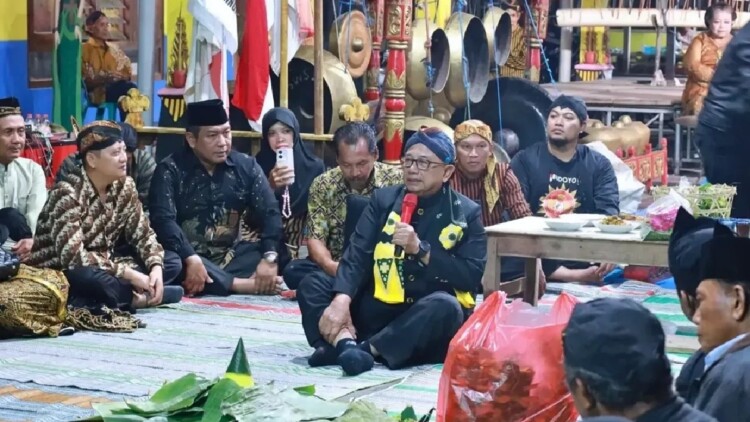 Kirab Tumpeng Desa Sragi dan bazar UMKM warga Talun saat 1 Suro 2026