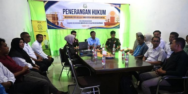Kejaksaan Cabjari Aceh Selatan saat kegiatan penerangan hukum tentang revitalisasi sekolah di Bakongan