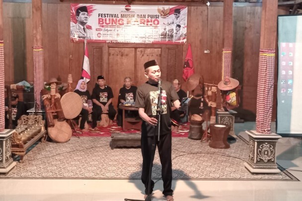 Pembacaan puisi dan pertunjukan gamelan pada peringatan Bulan Bung Karno di Pendopo Kebon Ndalem