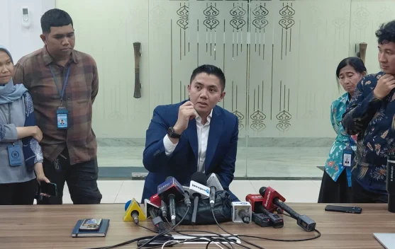 Sekretaris Kabinet Teddy Indra Wijaya memaparkan capaian diplomasi Presiden Prabowo