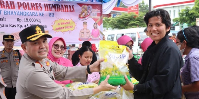 Warga antre mendapatkan kebutuhan pokok di pasar murah Polres Humbahas di Doloksanggul