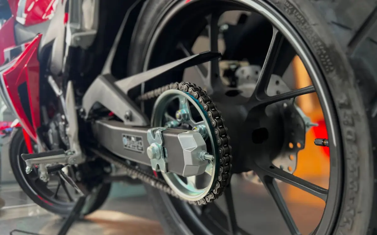 Rantai dan gear sprocket sepeda motor menunjukkan tanda keausan pada gigi