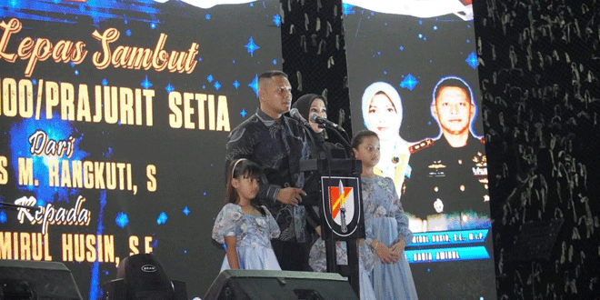 Letkol Agus M. Rangkuti menerima cenderamata pada acara lepas sambut Danyonif 100/PS di Sei Bingai