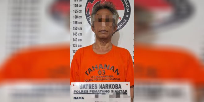 Petugas menunjukkan barang bukti narkotika yang disita dari tersangka di Siantar