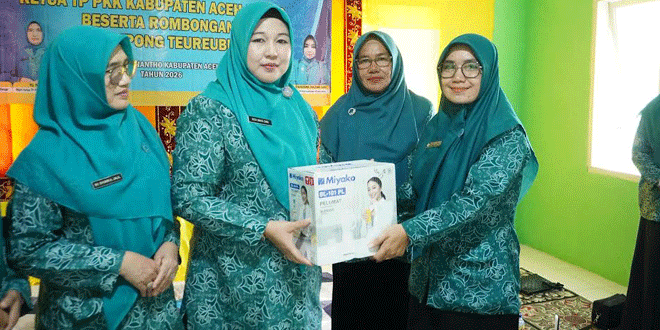 Ketua TP-PKK Aceh Besar Rita Mayasari menyerahkan bantuan untuk Rumoh Gizi Gampong Teureubeh