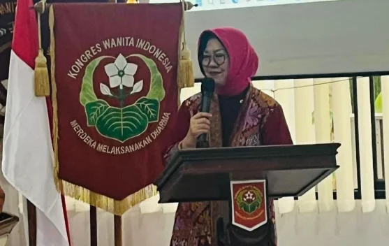 Perempuan menanam pohon sebagai simbol pelestarian lingkungan