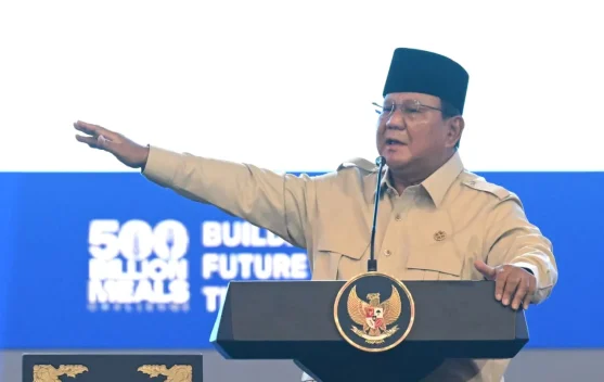 Presiden Prabowo makan bersama siswa saat meninjau program Makan Bergizi Gratis di sekolah Sentul