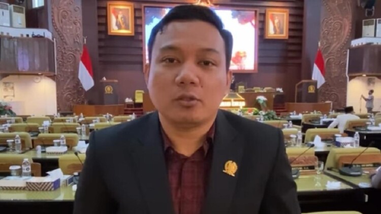SPBU antrean dan petugas mengecek stok BBM di Surabaya