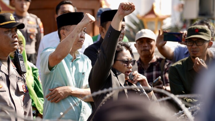 Aksi buruh di depan Gedung DPRD Jawa Timur menuntut pengawasan pelaksanaan SPMB jalur afirmasi