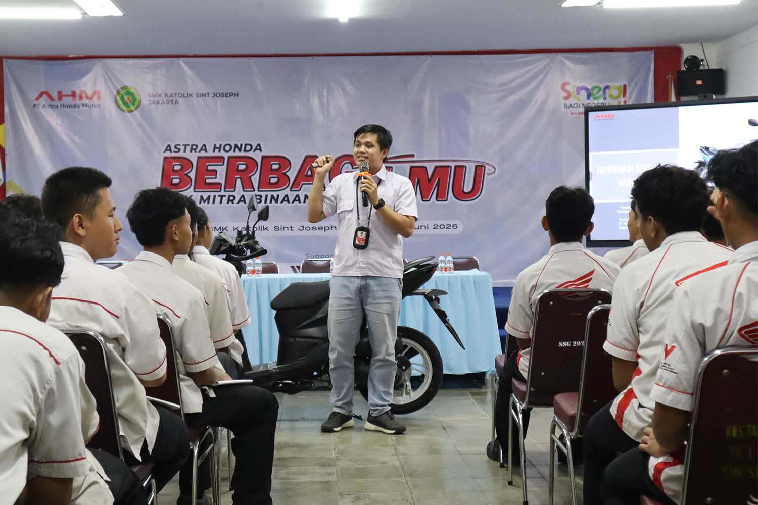 Kegiatan AHBI memaparkan teknologi Honda Vario 125 Street untuk siswa SMK Sint Joseph