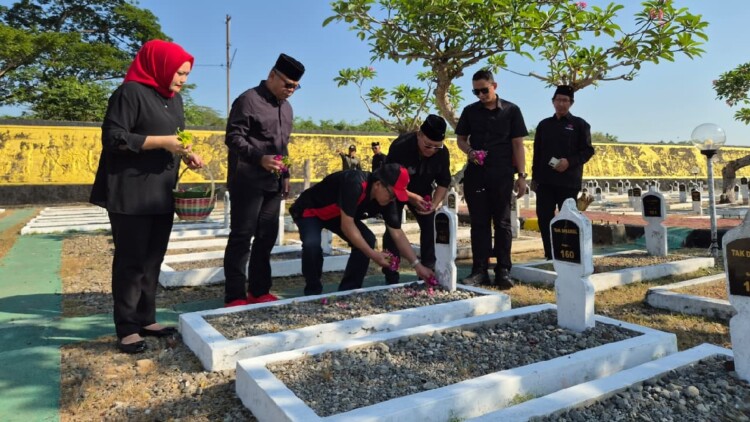 Pengurus PDI Perjuangan Kota Madiun ziarah dan tabur bunga di Taman Makam Pahlawan