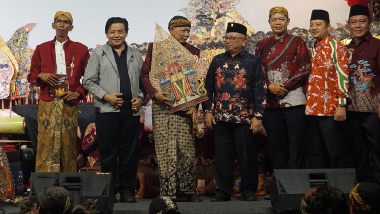 Kerumunan warga menyaksikan pagelaran wayang kulit Wahyu Pancasila di halaman Kelurahan Kaweron, Blitar