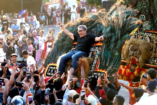 Rocky Gerung menaiki dadak merak Reog Ponorogo saat penyambutan di Magetan