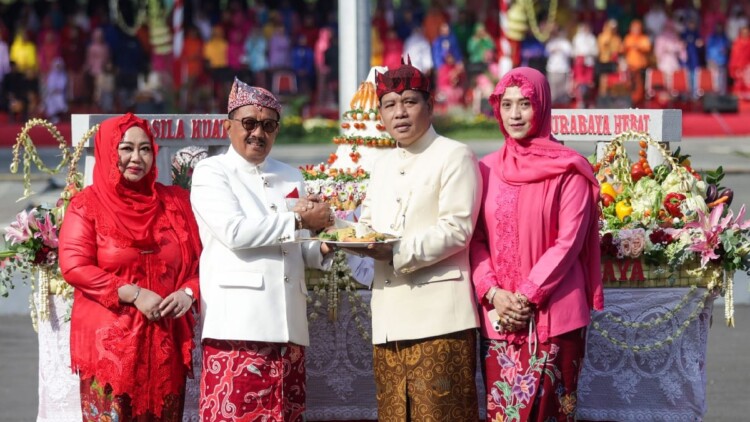 Upacara Hari Jadi Kota Surabaya ke-733 di Halaman Balai Kota