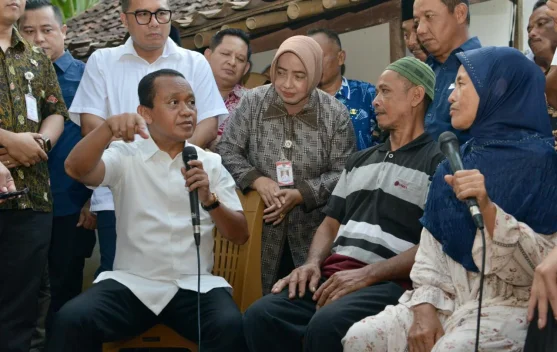 Menteri ESDM Bahlil Lahadalia menyaksikan penyalaan listrik perdana di Dusun Krembeng