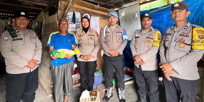 Kapolsek Siantar Selatan menyerahkan sembako kepada warga di Jalan Narumonda Atas
