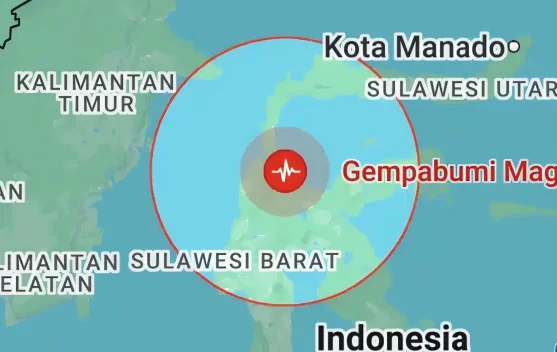 Warga berkumpul di area terbuka setelah gempa di Sulawesi Tengah
