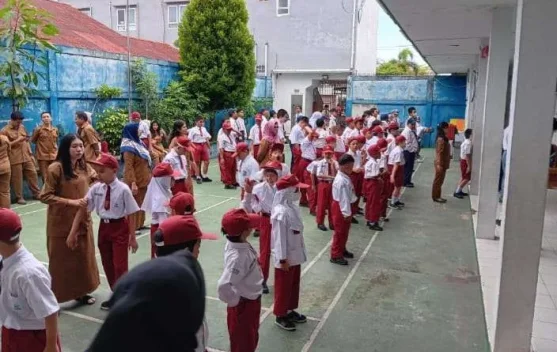 Ilustrasi pendaftaran sekolah dan pengawasan tata kelola SPMB 2026