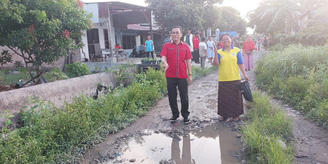 Kondisi jalan berlubang dan berlumpur di Jalan Benteng, Medan Deli