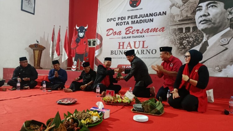 Kader PDI Perjuangan berkumpul di Aula DPC Kota Madiun saat Haul Bung Karno 14 Juni 2026