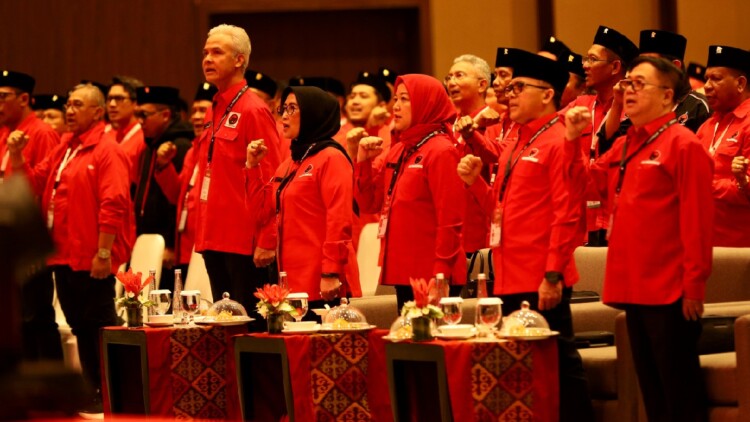 Megawati memberi arahan saat Bimtek Fraksi PDI Perjuangan di Bali Nusa Dua Convention Center