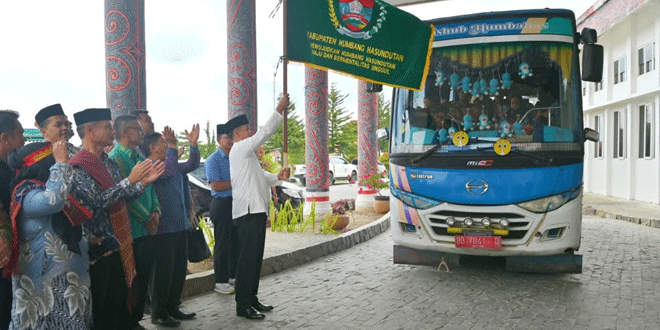 Kontingen MTQ Humbahas diberangkatkan dari Kantor Bupati Doloksanggul