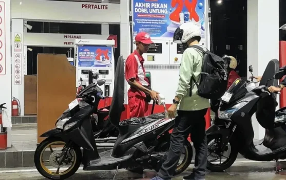 Ilustrasi pom bensin Pertamina menunggu pengumuman penyesuaian harga BBM Juli 2026