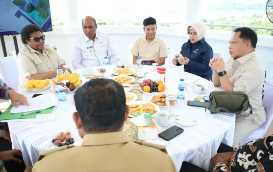 Mendagri Tito Karnavian bertemu gubernur Papua di Gedung Negara Papua, Jayapura