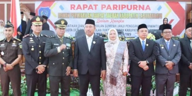 Zulkifli mengucap sumpah sebagai anggota DPRD Kabupaten Labuhanbatu di ruang paripurna