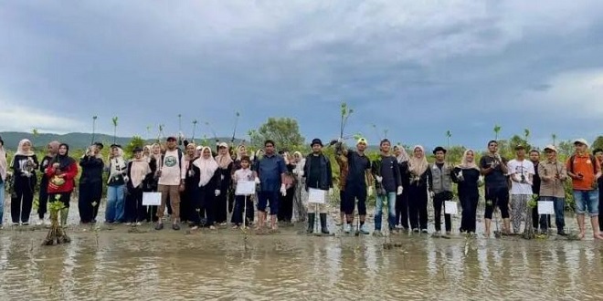 Peserta menanam bibit mangrove di pesisir Mesjid Raya, Aceh Besar