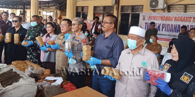 Petugas memusnahkan barang bukti narkotika di halaman Mapolres Pematangsiantar