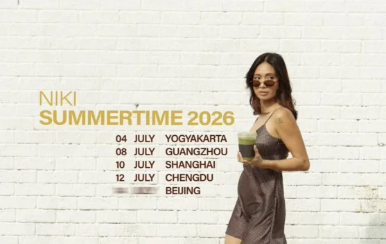 NIKI di panggung saat pengumuman tur SUMMERTIME 2026