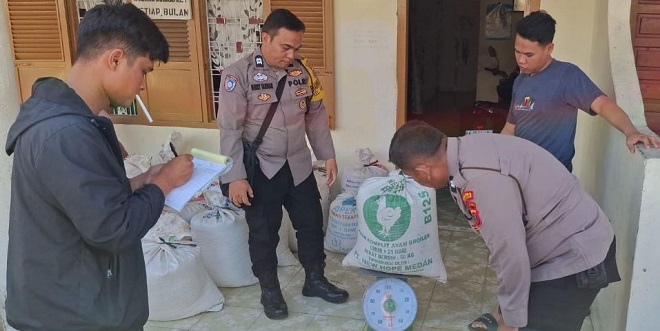 Personel Polsek mendampingi penjualan panen jagung ke gudang Bulog di Siantar Selatan