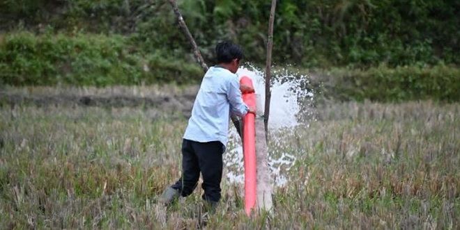 Bupati menyerahkan pompa air kepada kelompok tani di persawahan Humbang Hasundutan